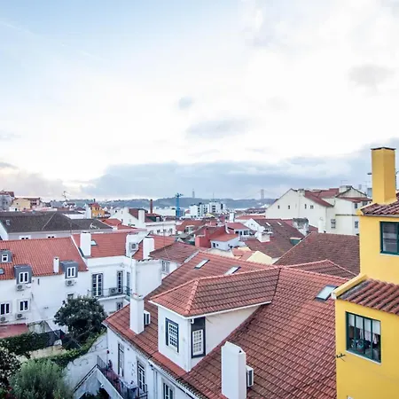 Апартаменты Charming 1br With Terrace Views Of Bridge | By Airnest Лиссабон