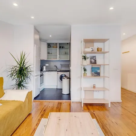 アパート Charming 1br With Terrace Views Of Bridge | By Airnest リスボン